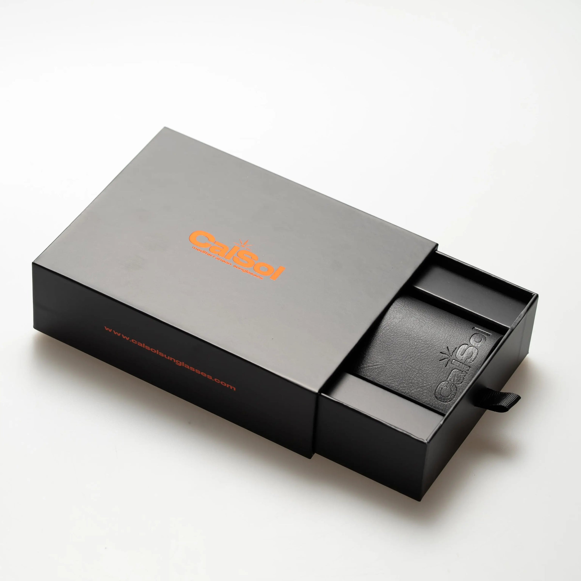 Occhiali da sole Packaging lenti Packaging premium CalSol con scatola nera apertura a cassetto e custodia ecopelle - CalSol